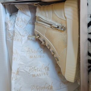 Blowfish Malibu Size 7 girls little high top zipper gold laces & stars